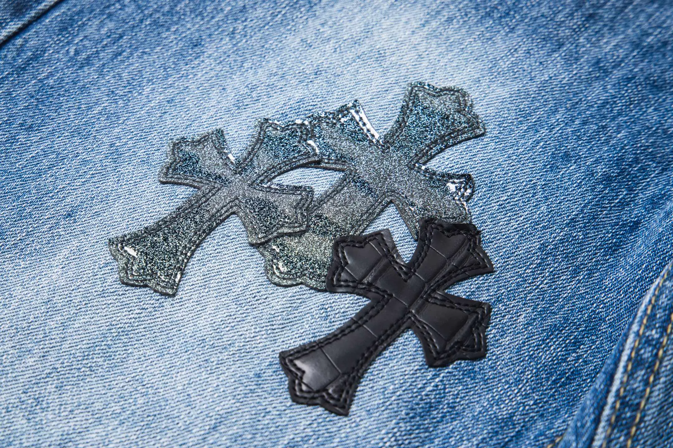 P270 💰 (Top version) Chrome Hearts/Chrome Hearts 25FW CH starry sky leather cross bamboo jeans adopt starry sky theme patchwork elements, mostly in the shape of a cross, with glitter on the leather surface. Unique design, simple and elegant details, exquisite workmanship, the entire trousers are neatly routed, and the details are in place! It’s also so cool that both men and women can easily control it. It’s a gender-neutral trendy up version. Color: blue Size: 28-30-32-34-36 (corresponds to S-M-L-XL-XXL)